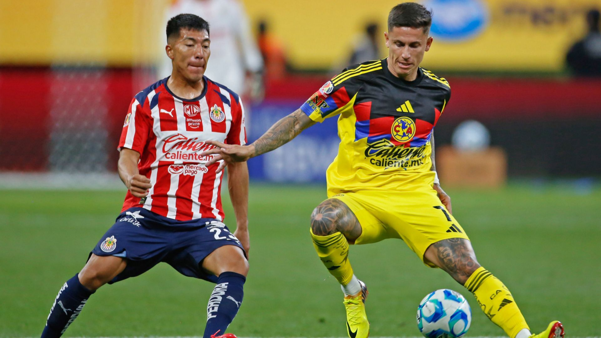 Daniel Aguirre de Chivas y Paul Rodríguez, jugador de América, disputan un balón.